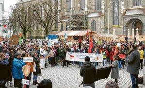 Die Teilnehmer der Kundgebung auf dem Marktplatz