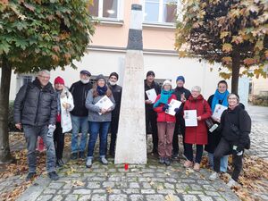 Die Aktiven der Reinigungsaktion Stolpersteine vor dem Denkmal in der Judengasse